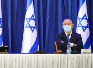 ראש הממשלה בנימין נתניהו, עם מסכת פנים