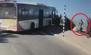 תיעוד דרמטי: האוטובוס דהר לתהום, כמעט דרס - ונבלם ברגע האחרון