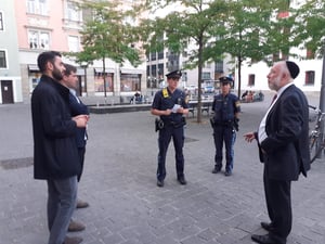 הרב ברודמן (מימין), עם השוטרים