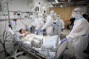 אחיות בבית החולים זיו, עם חולה קורונה מדומה