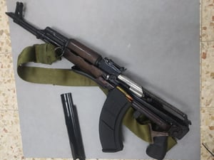 חשד: קנה רובה קלצ'ניקוב עם ילדו בן ה-11