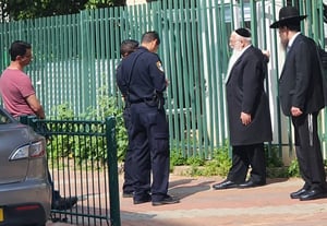 הגר"מ רבינוביץ' בפתח ישיבתו. ארכיון