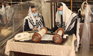 גם עם הפרדה בתוך בית הכנסת, מותר רק עשרה מתפללים