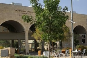 למרות הקפסולות: ישיבת חברון אוסרת על שהות בישיבה בבין הזמנים