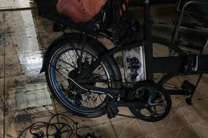 סוללה של אופניים חשמליים החלה לבעור בתוך הבית