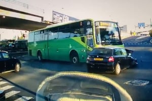 נס בירושלים: אוטובוס גרר את הרכב בצומת