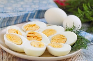 חובה לצפות: איך לקלף ביצה קשה במינימום לכלוך ומאמץ