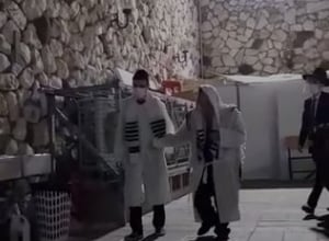 הגר"ג אדלשטיין  יוצא מישיבת פוניבז' עטוף בקיטל בסיום תפילת מעריב