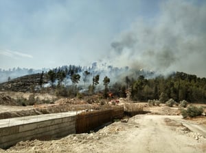 שריפת ענק משתוללת סמוך למודיעין עילית