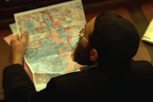 ח"כ משה גפני מעיין במפת ירושלים, לקראת דיון מדיני במליאת הכנסת, בשנת 2000