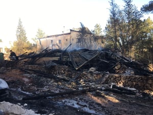ביתו של השדרן יואב דילאון שנשרף כליל