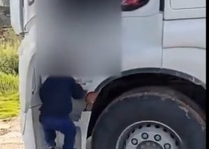 הילד מטפס על המשאית
