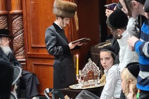 האדמו"ר מסאדיגורה בהדלקת נר חנוכה