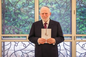 Review / Roy Neuberger / Holding On