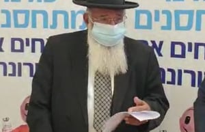 הרב בירך 'שהחיינו' בהתרגשות, והתחסן. צפו