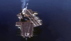 איומי איראן: ארה"ב משאירה נושאת מטוסים במפרץ