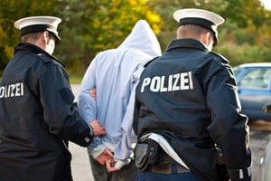 שוטרים גרמנים מבצעים מעצר