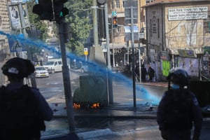 המשטרה התיזה 'בואש' בכיכר השבת, כארבע שעות ברצף • צפו