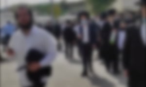 כתב 'כיכר השבת' הותקף על ידי המפגינים הקיצונים