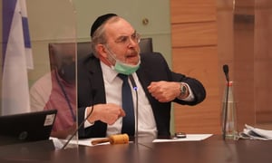 ח"כ יעקב אשר בדיון בוועדה, אמש