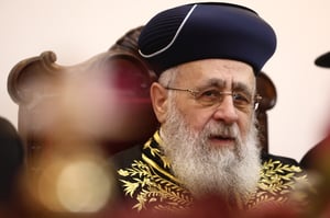 הלכה יומית עם הראשון לציון הגר"י יוסף: גר צדק יברך ברכת שלא עשני גוי?