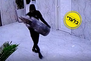 מדאיג: הגנבים נכנסים מהפרצות בגדר וגונבים ספרי תורה