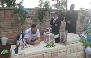 מרגש: יום הולדת לחייל הי"ד, בסמוך לקברו