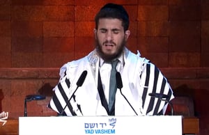 צפו: חזן בית הכנסת הגדול מרגש ב'יד ושם'