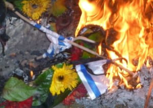 נעצר חשוד בהצתת הפרחים שנגנבו מהקברים ביום הזיכרון