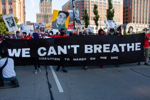 צעדה של תומכי פלויד עם הססמה: "אנו לא יכולים לנשום"