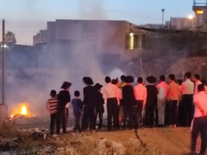 ילדים צופים בשריפה במודיעין עילית