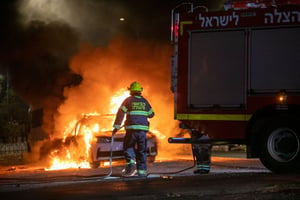 כוח כיבוי אש מכבה את אחת ההצתות בלוד