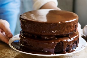 עוגת שוקולד עם קישואים ורוטב שוקולד