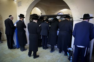 מתפללים בציון בעמוקה. למצולמים אין קשר לנאמר בכתבה
