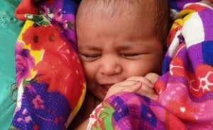 תינוקת בהודו נמצאה בתיבת עץ בנהר