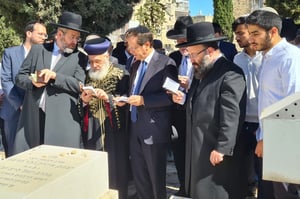 הנשיא הנבחר עלה לקבר סבו הרב הרצוג זצ"ל ואמר קדיש