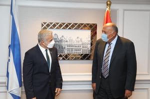 שר החוץ לפיד עם שר החוץ של מצרים, שוכרי