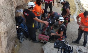 במהלך טיול במערת חריטון: חסיד גור נפל מגובה רב - וחולץ