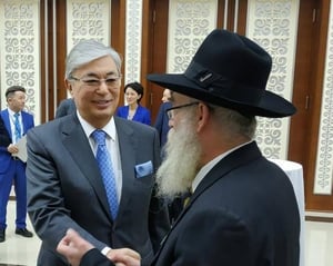 נשיא קזחסטן עם הרב החרדי באלמטי