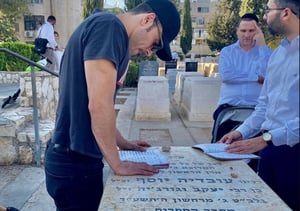 תיעוד: השחקן הישראלי התפלל על ציונו של מרן
