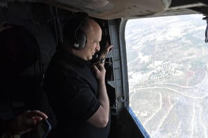 רה"מ נפתלי בנט טס מעל מוקדי השריפה והודה לטייסים