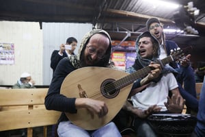 זה מה שקורה במוצאי שבת קודש ב... אומן