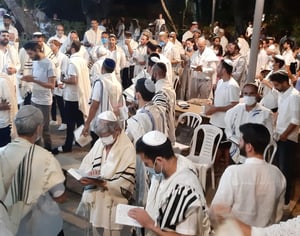 מרגש: המונים בתל אביב בתפילת יום כיפור