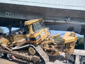 המשאית והדחפור - תחת הגשר
