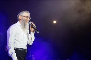 אברהם פריד בביצוע לייב מרגש: "הוא יבנה"