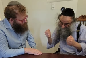 המותקף משה מוסקוביץ' והעסקן השכונתי יעקב ברמן