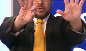 מופע קסמים וצחוק: כששקל יורד לחצי שקל