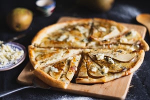 פיצה ביאנקה עם אגסים, גבינת מוצרלה ורוקפור