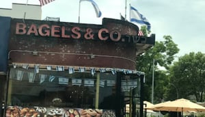 המסעדה, מקושטת בדגלי ישראל