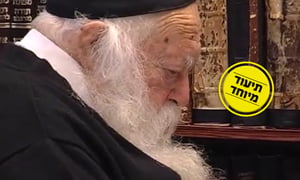 מה מותר להניח בכיס של התפילין? • צפו בתשובת מרן הגר"ח קנייבסקי